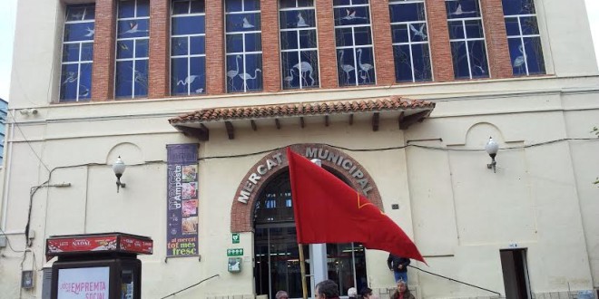 Al Mercat Municipal d’Amposta oneja la bandera roja